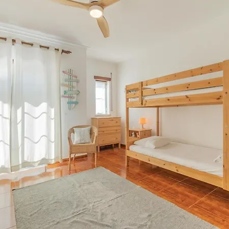 Baleal Happiness Surf House * فيريل